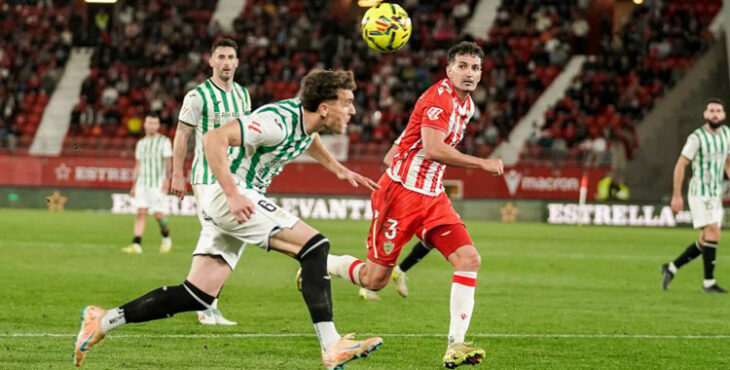 Diego Percan disputando un balón frente al Almería