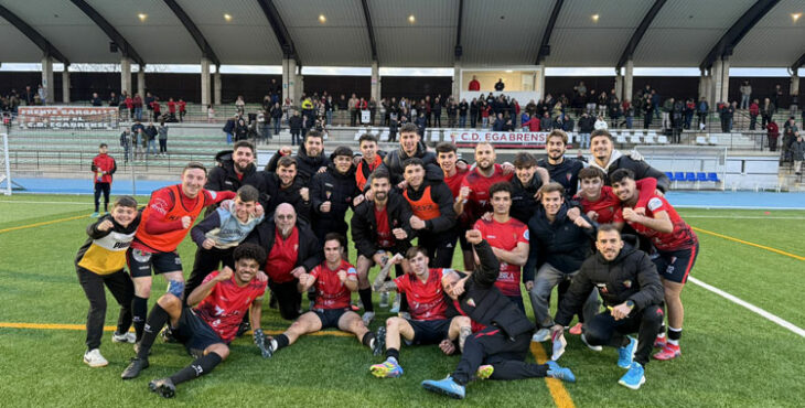 La celebración del cuadro de Cabra sobre el césped de la Ciudad Deportiva María Dolores Jiménez Guardeño. Foto: Hélity Egabrense