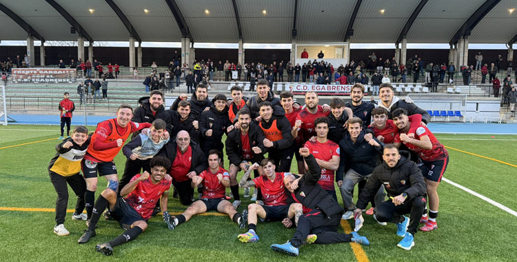 La celebración del cuadro de Cabra sobre el césped de la Ciudad Deportiva María Dolores Jiménez Guardeño. Foto: Hélity Egabrense
