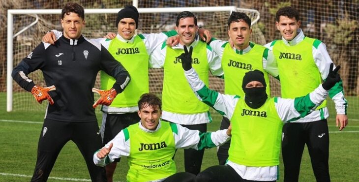 Los jugadores del Córdoba CF posando en el entrenamiento. Foto: @CordobaCF_ofi