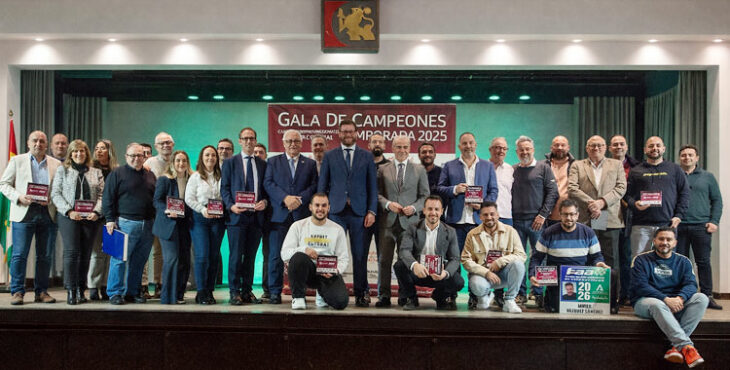 La imagen de familia con los galardonados en Diputación. Foto: FAA