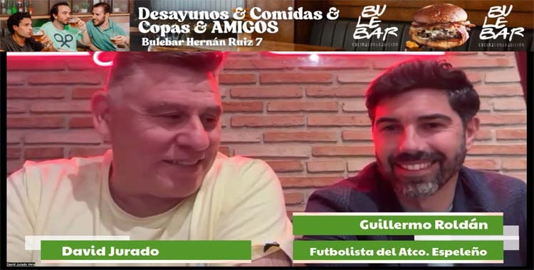 Guille Roldán durante su entrevista vintage con David Jurado en BuleBar Córdoba.