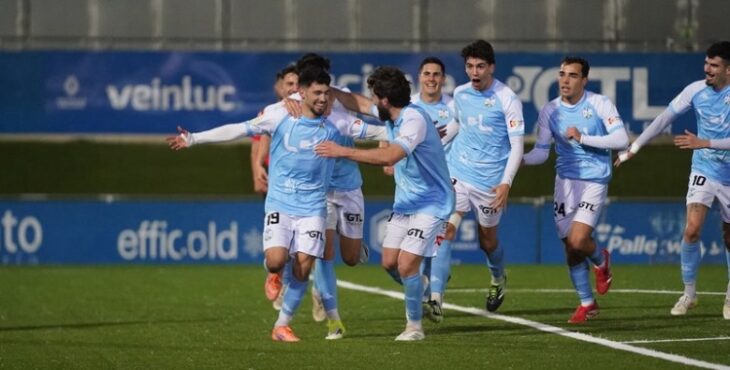 Los jugadores celestes en uno de sus goles al Chiclana. Foto: Antonio Dávila / Ciudad de Lucena
