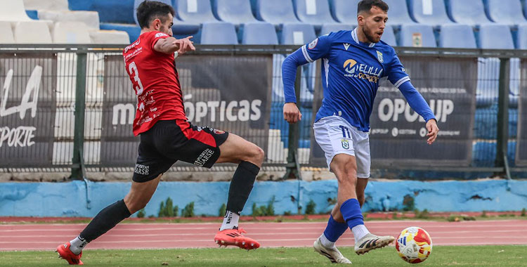 Juanjo Carmona presiona a un jugador del cuadro norteafricano. Foto: UD Melilla