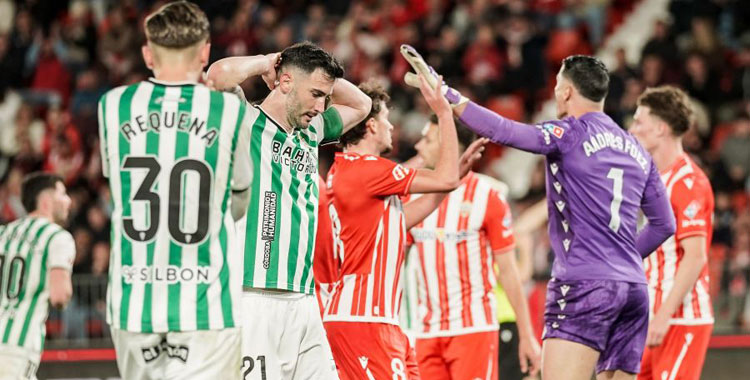 Albarrán se lamenta tras una de las ocasiones de la segunda parte en Almería. Foto: LaLiga Hypermotion