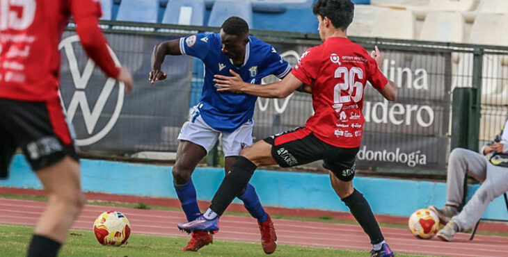 El joven Pajuelo, que actuó en la segunda parte, intenta tapar al lateral Gomis. Foto: UD Melilla