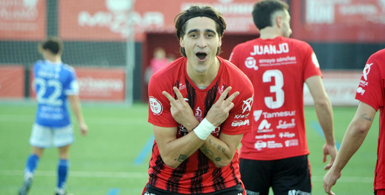 Tommy Montenegro celebrando el tanto ante el Xerez Deportivo FC del otro día. Foto: Tino Navas / Salerm Puente Genil