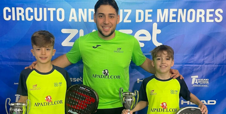Hugo Martínez y Martín Rafols posando junto a su entrenador. Foto: Delegación Cordobesa de Pádel
