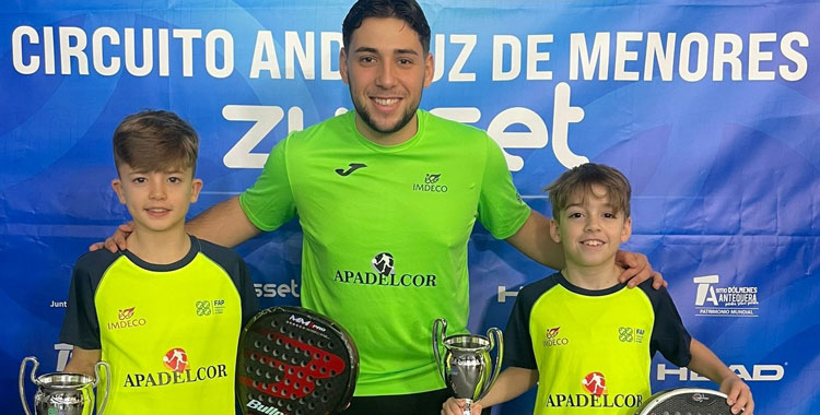 Hugo Martínez y Martín Rafols posando junto a su entrenador. Foto: Delegación Cordobesa de Pádel