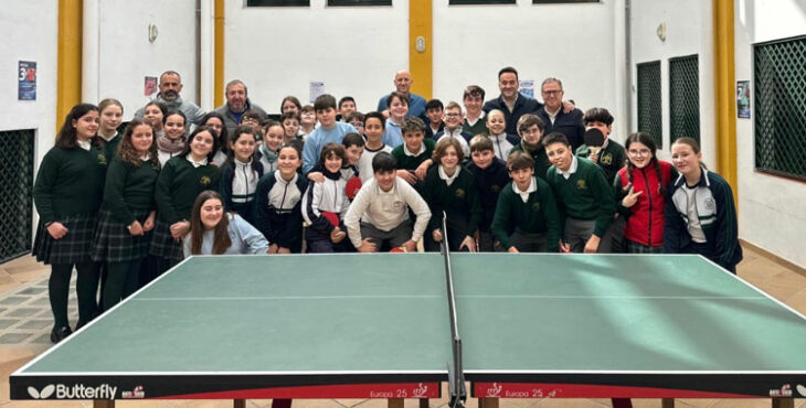 Escolares y autoridades posando con la flamante nueva mesa para el Colegio Virgen de las Angustias
