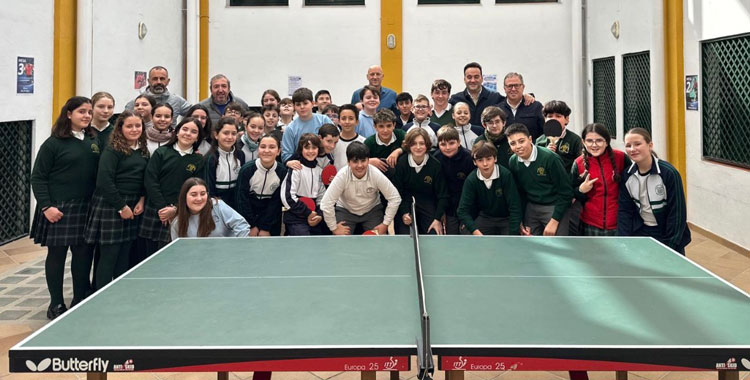 Escolares y autoridades posando con la flamante nueva mesa para el Colegio Virgen de las Angustias