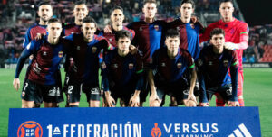 Ramón Vila formando en el once que le ganó al Sabadell. Foto: CD Eldense