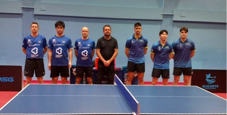 La formación de los equipos antes del intenso duelo en Alicante