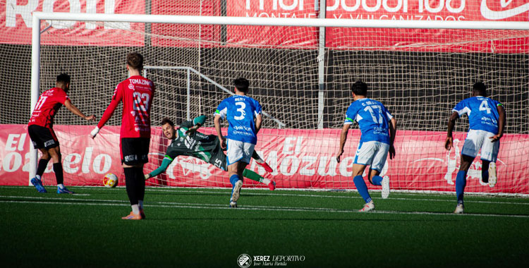 La parada de Bloch en el penalti a Alan Araiza. Foto: Xerez Deportivo FC