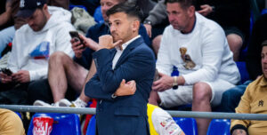 Emanuel Santoro pensativo en el partido en el Palau. Foto: FC Barcelona