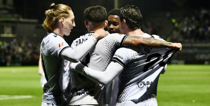 Schor, a la izquierda, celebrando el tanto del excordobesista Kuki Zalazar contra el Granada. Foto: LaLiga Hypermotion