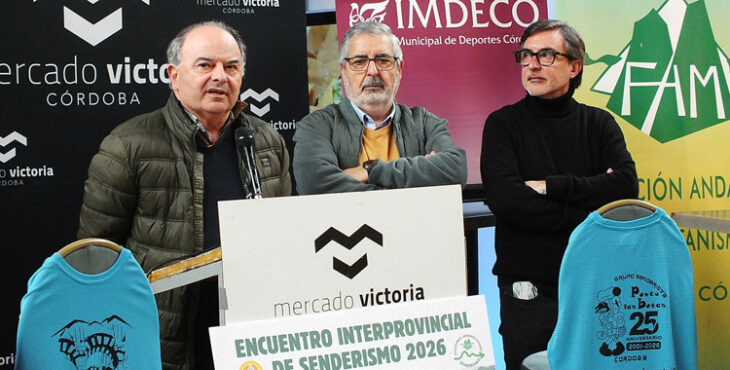 José Miguel Guerrero, Antonio Castro y Paco Mulero, en la presentación de la prueba senderista en el Mercado Victoria