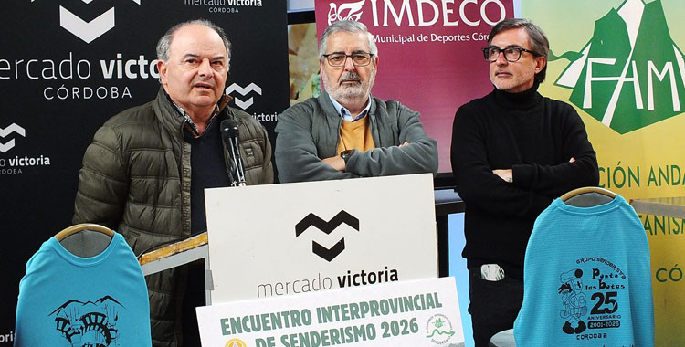 José Miguel Guerrero, Antonio Castro y Paco Mulero, en la presentación de la prueba senderista en el Mercado Victoria
