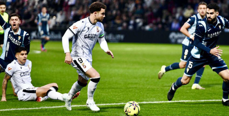 Xavi Sintes intenta frenar una internada de Marcos Fernández. Foto: LaLiga Hypermotion