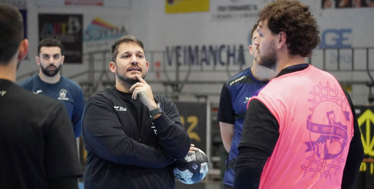 Toni Malla departiendo con sus jugadores en un entrenamiento.