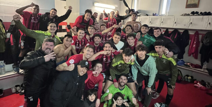 La lógica euforia tras el triunfo del cuadro pontanés. Foto: Salerm Puente Genil