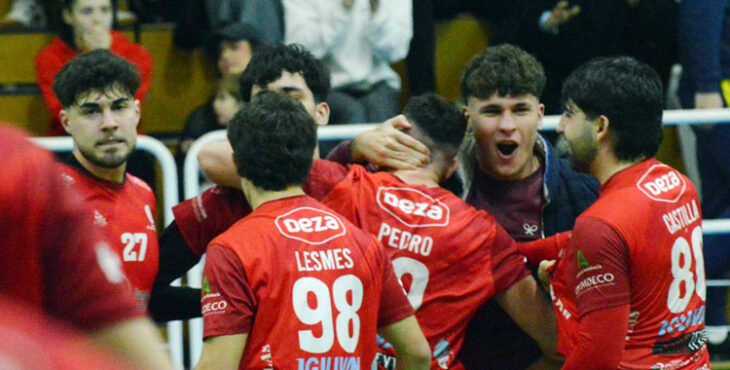 El cuadro granate celebrando un triunfo de esta temporada. Foto: Rafa Barroso / CBM