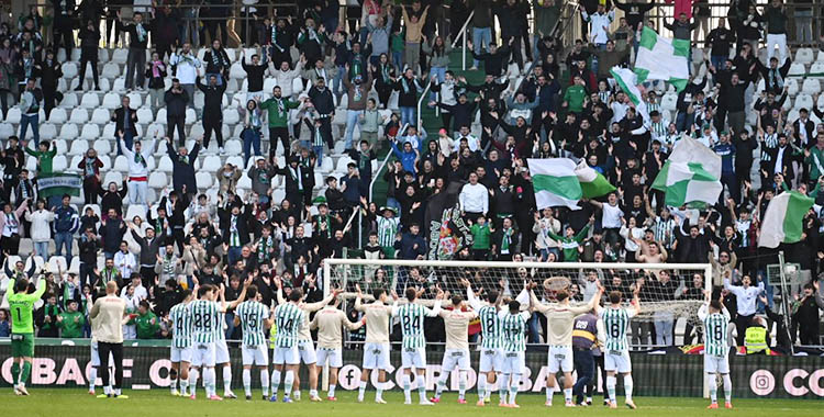 La plantilla blanquiverde celebrando el triunfo ante el Leganés con las Brigadas.