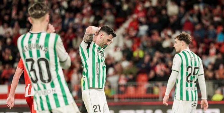 Los jugadores del Córdoba lamentan la derrota en Almería.