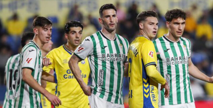 Albarrán en una acción a balón parado en Las Palmas.