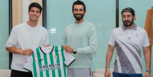 Carlos Alcaraz recibiendo la camiseta del Córdoba del príncipe de Barein Nasser Bin Hamad Al Khalifa.