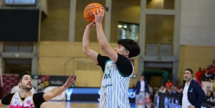 Alejandro Orozco prepara un tiro en un partido del Coto.