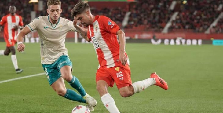 Isma Ruiz presiona a un jugador del Almería en la 2024-25.