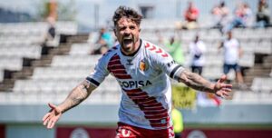 Álvaro Rivero celebra un gol en su etapa en L'Hospitalet.