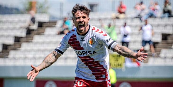 Álvaro Rivero celebra un gol en su etapa en L'Hospitalet.