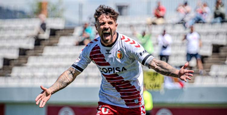Álvaro Rivero celebra un gol en su etapa en L'Hospitalet.