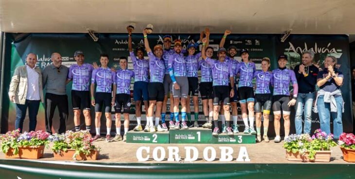 Podio final de la Andalucía Bike Race 2026 en Córdoba.