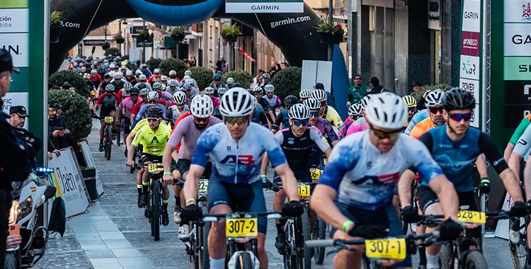 Los bikers tomando las calles. Foto: Andalucía Bike Race