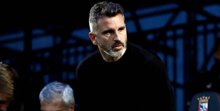 Iván Ania en los prolegómenos del partido en Ceuta.