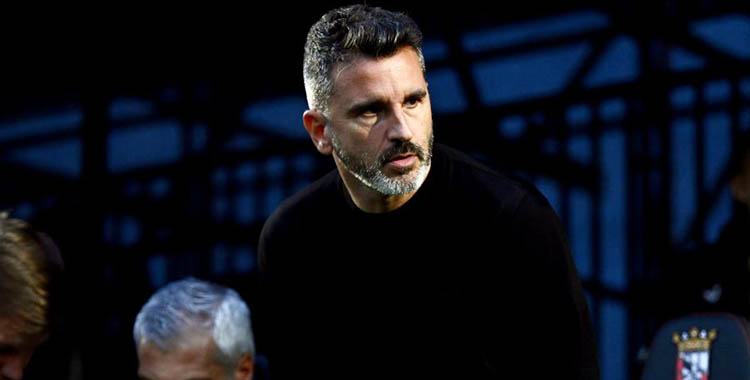 Iván Ania en los prolegómenos del partido en Ceuta.