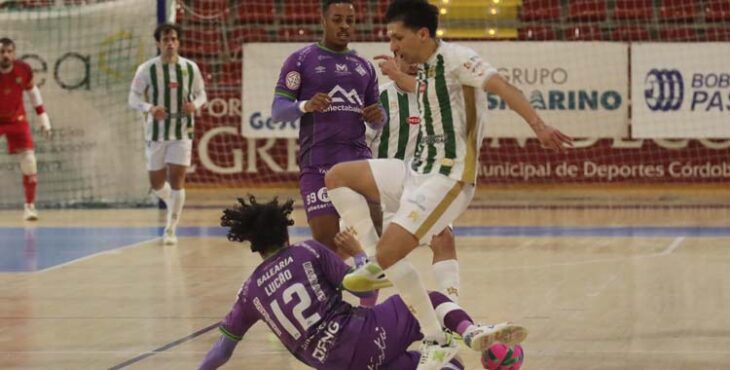 Arnaldo Báez pelea por el balón ante el Palma Futsal.