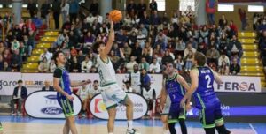 Fernando Bello antes de lanzar en un partido.