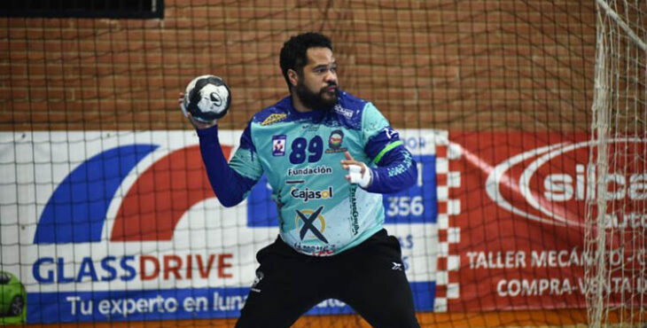 El meta brasileño Bombom en uno de los amistosos invernales del Ángel Ximénez.