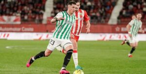 Carracedo conduce una jugada de ataque en Almería.