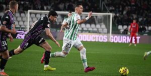 Carracedo escapa de la presión de un rival ante el Valladolid.