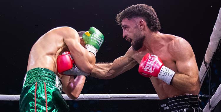 José Luis Navarro Jr. golpea a un rival.