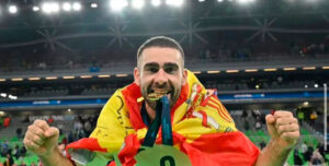 Cecilio posando con la medalla tras ganar la Eurocopa con España. Foto: @chillo9