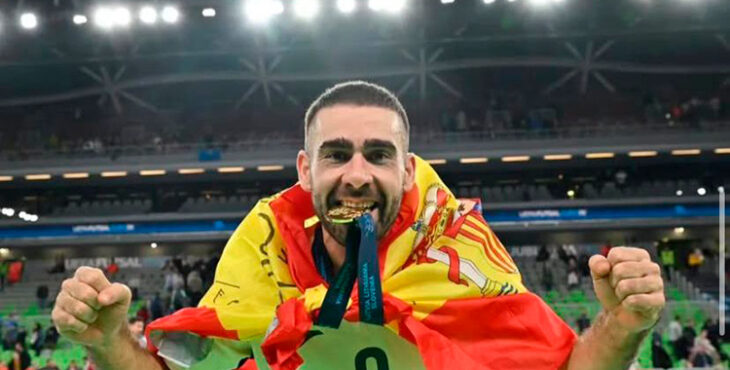 Cecilio posando con la medalla tras ganar la Eurocopa con España. Foto: @chillo9