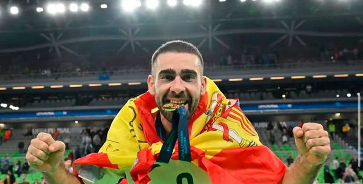Cecilio posando con la medalla tras ganar la Eurocopa con España. Foto: @chillo9