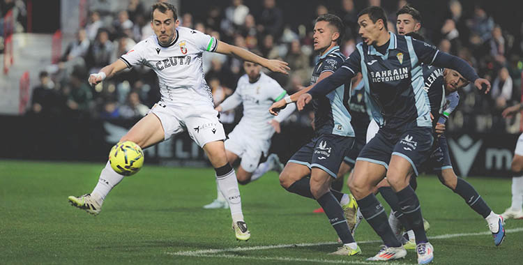 Adrián Fuentes e Isma Ruiz en la pelea con Capa, uno de los goleadores caballas. Foto: LaLiga Hypermotion