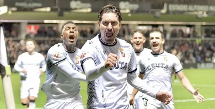 Los jugadores del Ceuta celebrando uno de sus tantos esta temporada. Foto: LaLiga Hypermotion